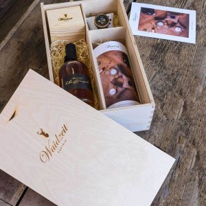 Gift wrapping for wooden watches